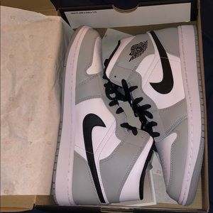 Jordan 1 Mid Light Smoke Grey